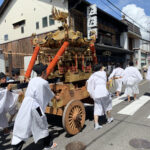 たな梅さんの前を通る闘鶏神社のお神輿